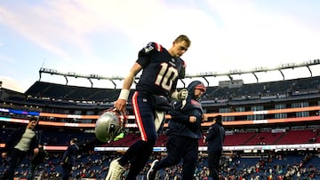 FOXBOROUGH, MASSACHUSETTS - JANUARY 01: Mac Jones #10 of the New England Patriots runs off the field against the Miami Dolphins at Gillette Stadium on January 01, 2023 in Foxborough, Massachusetts.   Billie Weiss/Getty Images/AFP (Photo by Billie Weiss / GETTY IMAGES NORTH AMERICA / Getty Images via AFP)