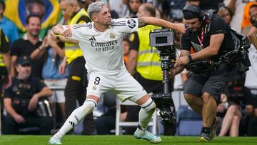 El centrocampista uruguayo del Real Madrid Fede Valverde celebra el gol marcado ante el Real Valladolid durante el partido de la segunda jornada de Liga que Real Madrid y Real Valladolid disputan esta tarde en el estadio Santiago Bernabéu.