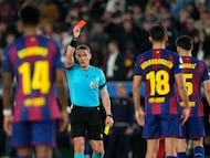 BARCELONA, 08/04/2026.- El colegiado István Kovács muestra cartulina roja al defensa del FC Barcelona Pau Cubarsí (d) durante el encuentro correspondiente a la ida de los cuartos de final de la Liga de Campeones que disputan este miércoles FC Barcelona y Atlético de Madrid en el estadio Camp Nou, en Barcelona. EFE/ Siu Wu