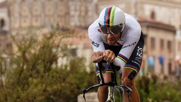 Ganna se viste de rosa y Geraint Thomas marca las diferencias