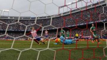 Torres, en el momento de marcarle al Eibar y hacer su gol 100 con el Atleti.