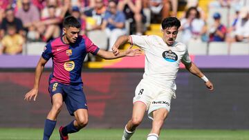 BARCELONA , 31/08/2024.- El centrocampista del Barcelona Pedri (i) pelea un balón con el centrocampista del Real Valladolid Kike Pérez, durante el partido de LaLiga que se disputa este sábado en el estadio Olímpico Lluis Companys de Barcelona. EFE/ Alejandro Garcia