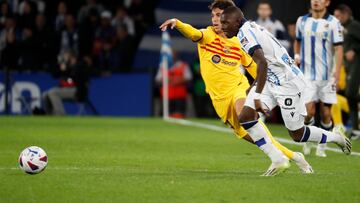 SAN SEBASTIÁN, 04/11/2023.-El defensa maliense de la Real Sociedad Hamari Traoré (d) disputa una posesión ante João Félix (i), delantero portugués del FC Barcelona durante el partido de la jornada 12 de LaLiga que Real Sociedad y FC Barcelona disputan hoy sábado en el Reale Arena, en San Sebastián. EFE/Juan Herrero
