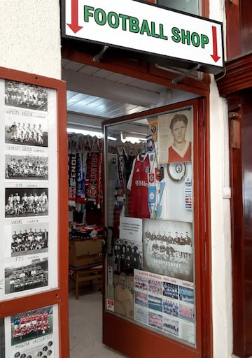 En la Football Shop usan su imagen para atraer clientes que compren recuerdos, detalles, o productos ofciales de la Eurocopa.