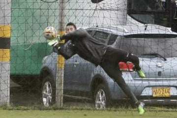 El portero bogotano entrenó de forma individual con Fabio 'La Gallina' Calle, entrenador de arqueros de Atlético Nacional.