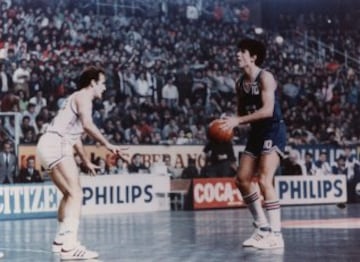 Drazen Petrovic, frente a Alfonso del Corral en un Real Madrid-Cibona.