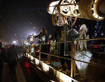 Miles de niños participan en la cabalgata de los Reyes Magos de Madrid, que este año ofrece un homenaje especial al mundo de los inventores.