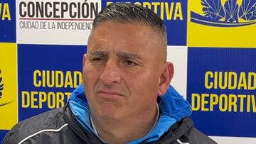 Un hincha invade la conferencia de prensa de Jaime García para insultarlo y la reacción del DT es notable: “Esto es lo que pasa en Chile...”