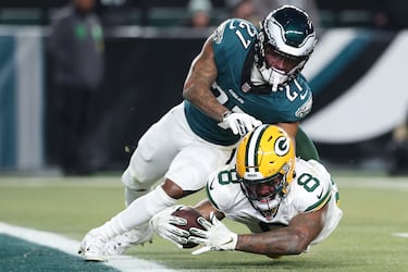 Green Bay cerró el partido en el último cuarto porque Josh Jacobs mantuvo viva su racha de partidos con anotación por la vía terrestre. Sin embargo, la jugada más destacada no fue al del touchdown sino una antes, en la que el running back corrió 31 yardas y arrastró a múltiples defensivos de Philadelphia hasta la yarda uno. 
(Photo by AL BELLO / GETTY IMAGES NORTH AMERICA / Getty Images via AFP)