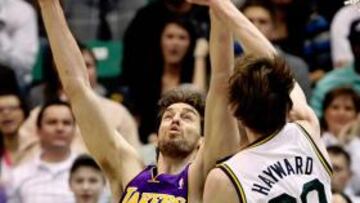 Pau disputa un balón en el partido ante Utah.