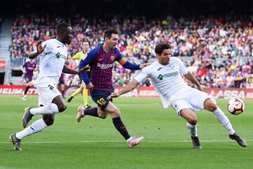 Djene Dakonam, Lionel Messi y Leandro Cabrera