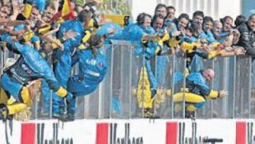 <b>EUFÓRICOS. </b>Fernando Alonso y su equipo, Renault, celebraron la victoria en el circuito de Hungaroring por todo lo alto.
