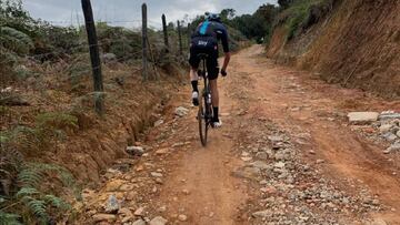 Chris Froome rueda por caminos pedregosos con su bici de contrarreloj durante un entrenamiento para el Tour Colombia 2.1.
