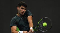 El tenista español Carlos Alcaraz devuelve una bola durante su partido ante Lorenzo Musetti en el Torneo ATP 500 de Pekín.