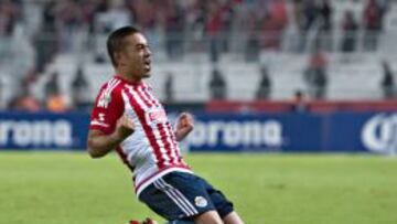 Marco Fabian celebrando usu último gol en la Liga MX
