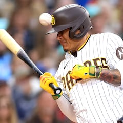 Manny Machado suffers a broken left hand