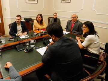 Joan Ribó, acompañado por Sandra Gómez, Sergi Campillo y Lucía Beamud en la reunión con el Valencia CF.