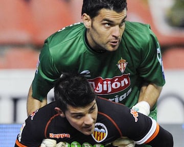 Juan Pablo Colinas y David Villa en un Sporting vs Valencia.