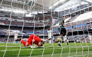 El portero del Real Madrid, Courtois, no pudo hacer nada en el primer gol del Almería. 