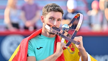 MONTREAL, QUEBEC - AUGUST 14: Pablo Carreno Busta of Spain kisses the National Bank Open trophy after defeating Hubert Hurkacz of Poland in the final round during Day 9 of the National Bank Open at Stade IGA on August 14, 2022 in Montreal, Canada. Pablo Carreno Busta defeated Hubert Hurkacz 3-6, 6-3, 6-3.   Minas Panagiotakis/Getty Images/AFP
== FOR NEWSPAPERS, INTERNET, TELCOS & TELEVISION USE ONLY ==