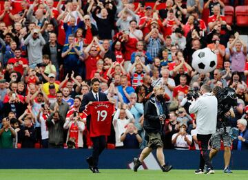El defensa franc谷s ha sido presentado antes del encuentro que ha disputado su nuevo club (Manchester United) frente al Leeds United Football Club. La afici車n le recibi車 calurosamente.