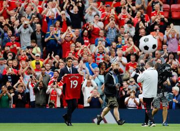 El defensa francés ha sido presentado antes del encuentro que ha disputado su nuevo club (Manchester United) frente al Leeds United Football Club. La afición le recibió calurosamente.