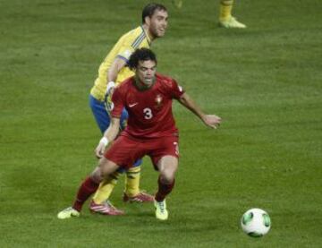 El jugador de Suecia, Johan Elmander, disputa un balón con el jugador de Portugal, Pepe, durante el partido que enfrenta a la selección de portugal con la de Suecia, para la clasificación para el Mundial de Brasil 2014 en el Friends Arena de Solna.