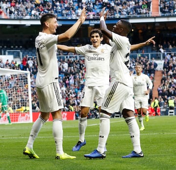 Ante el Melilla en Copa del Rey, Javi S¨¢nchez, Vinicius y Vallejo celebran el 3-0.