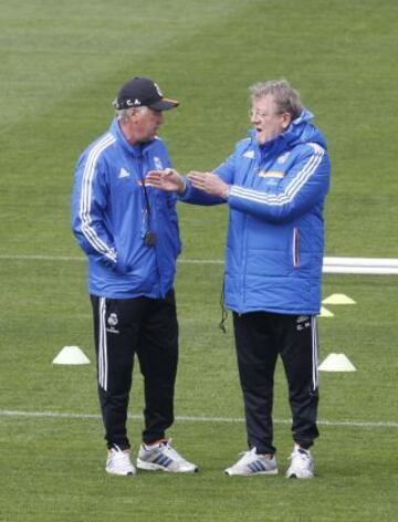 Carlo Ancelotti con el jefe preparador físico, Giovanni Mauri, durante el entrenamiento del sábado.