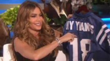 Vergara recibe orgullosa el jersey de los Gigantes de Nueva York.