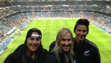 Jasmine Pereira, Kirsty Yallop y Abby Erceg, jugadoras de Nueva Zelanda, este domingo en el Bernab&eacute;u. 