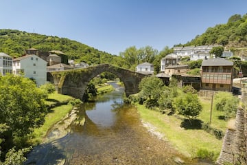 Las amplias extensiones de Os Ancares permiten realizar un completo recorrido por sus puertos y valles. Lugar mítico de la montaña gallega, su naturaleza desbordante, orografía abrupta y rico patrimonio etnográfico, hacen de esta comarca una visita obligada del oriente gallego. 