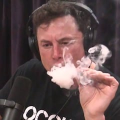 Elon Musk la lía en la radio: fuma marihuana y bebe whisky en directo