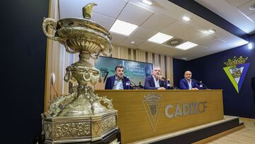 Manuel Vizcaíno, presidente del Cádiz CF, Bruno García, alcalde de la ciudad, y Juan José Ortiz, vicepresidente de la Diputación, presentan el LXX Trofeo Carranza.