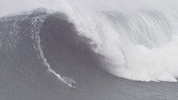 Axi Muniain surfeando una de las bombas del día en el Nazaré Tow Surfing Challenge pres. by Jogos Santa Casa, primer campeonato del mundo de surf tow-in disputado en Praia do Norte, Nazaré (Portugal).