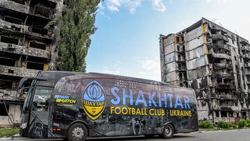 El autob¨²s del Shakhtar pasa por una de las zonas de conflicto en Ucrania.