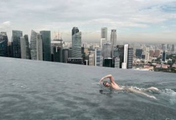 El campeón del Mundo de Natación Christian Sprenger en la azotea del hotel resort Marina Bay Sands de Singapur durante un acto benéfico para niños con necesidades especiales.