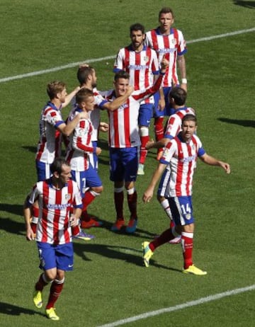 Los jugadores celebran el 2-0.