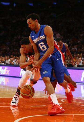 Anthony Davis y Juan Coronado pelean por la posesión.
