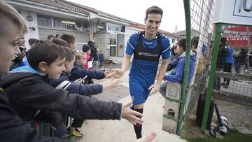 I&ntilde;igo P&eacute;rez, quien, olvidada su lesi&oacute;n, est&aacute; en la convocatoria, posa feliz con algunos aficionados rojillos esta semana.