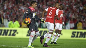 El arquero de Santa Fe, Leandro Castellanos, integra la lista de porteros del f&uacute;tbol profesional colombiano que han vivido duras lesiones en &uacute;ltimos a&ntilde;os.