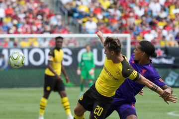 Liverpool's Virgil van Dijk (R) vies for the ball with Borussia Dortmund's Maximilian Philipp during the 2018 International Champions Cup at Bank of America Stadium in Charlotte, North Carolina, on July 22, 2018. / AFP PHOTO / JIM WATSON