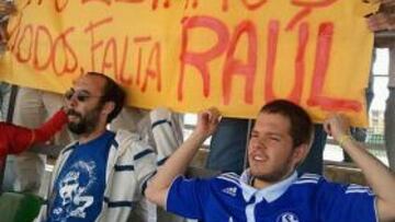 <b>RAULISTAS CON RAZÓN. </b>Pancarta que pide a Raúl con La Roja.