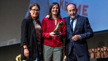La jugadora del Rayo Vallecano Natalia Pablos, tras recibir uno de los galardones en la Gala del f&uacute;tbol, organizada por la Federaci&oacute;n de f&uacute;tbol de Madrid.