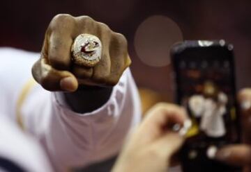 LeBron James enseñando su anillo de campeón.