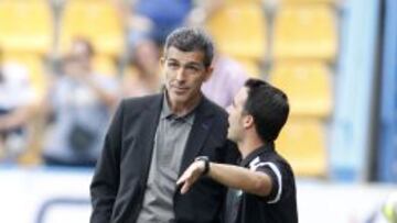 Juan Ramón López Muñiz, en el banquillo ante el Numancia con un ayudante