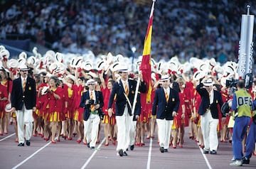 En 1992 cuando los Juegos Olímpicos se celebraron en Barcelona, fue el ahora Rey Felipe VI el encargado de llevar la bandera. 