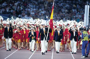 En 1992 cuando los Juegos Olímpicos se celebraron en Barcelona, fue el ahora Rey Felipe VI el encargado de llevar la bandera. 