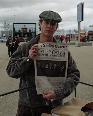 Personajes inspirados en la película 'Peaky Blinders: El hombre inmortal' en los alrededores del estadio Metropolitano.