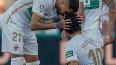 ELCHE (ALICANTE), 04/02/2023.- El delantero del Elche Pere Milla (d) celebra uno de sus goles durante el partido de la Jornada 20 de LaLiga Santander que Elche CF y Villarreal CF  juegan este sábado en el estadio Martínez Valero. EFE/Miguel Ángel Polo
